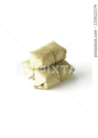 白色背景上的柿葉壽司照片 135622574