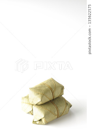 白色背景上的柿葉壽司照片 白色背景上的柿葉壽司照片 135622575
