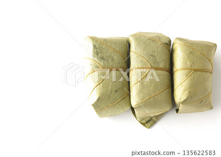 白色背景上的柿葉壽司照片 白色背景上的柿葉壽司照片 135622583