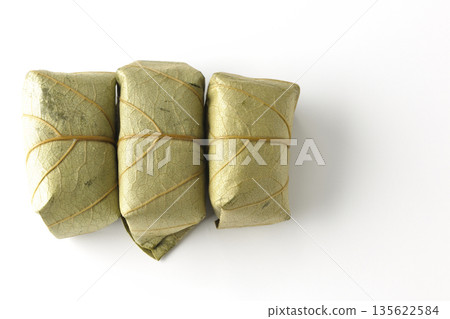白色背景上的柿葉壽司照片 白色背景上的柿葉壽司照片 135622584