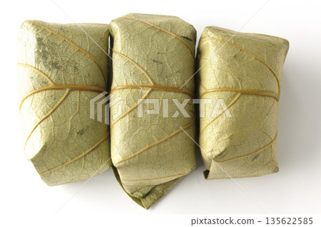 白色背景上的柿葉壽司照片 白色背景上的柿葉壽司照片 135622585