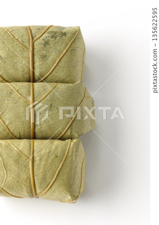 白色背景上的柿葉壽司照片 135622595