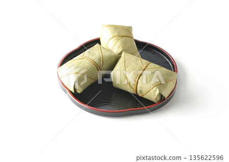 白色背景上的柿葉壽司照片 135622596