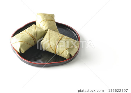 白色背景上的柿葉壽司照片 135622597