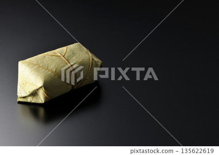 柿葉壽司，以黑色背景拍攝 135622619