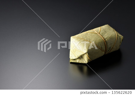 柿葉壽司，以黑色背景拍攝 135622620