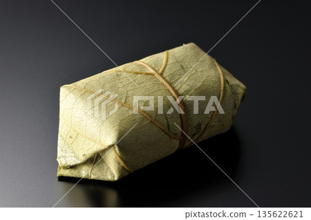 柿葉壽司，以黑色背景拍攝 135622621