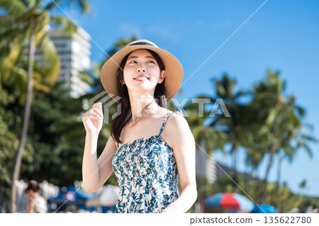 年輕女子正在享受假期。 135622780