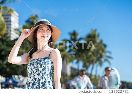 年輕女子正在享受假期。 135622781