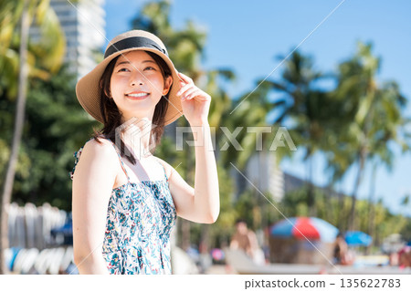 年輕女子正在享受假期。 135622783