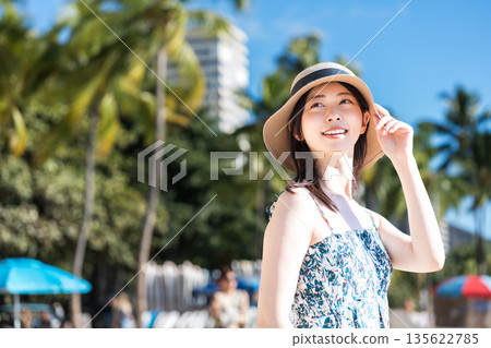 年輕女子正在享受假期。 135622785