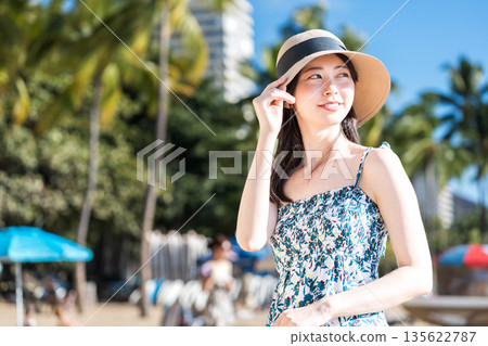 年輕女子正在享受假期。 135622787