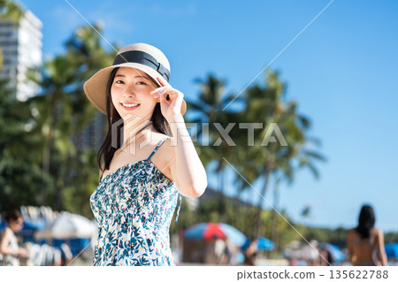 年輕女子正在享受假期。 135622788