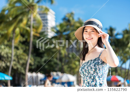 年輕女子正在享受假期。 135622790