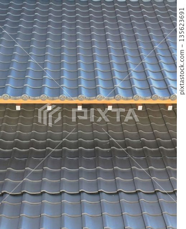 Roof tile 135623691