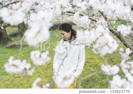 櫻花和一個年輕女子 135623770