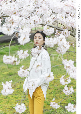 櫻花和一個年輕女子 櫻花和一個年輕女子 135623779