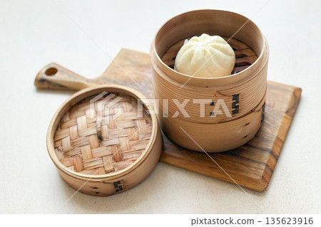 Freshly steamed meat buns with rising steam Freshly steamed meat buns with rising steam 135623916