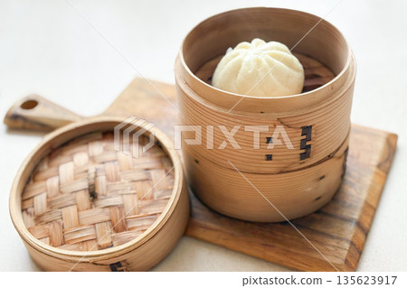 Freshly steamed meat buns with rising steam Freshly steamed meat buns with rising steam 135623917
