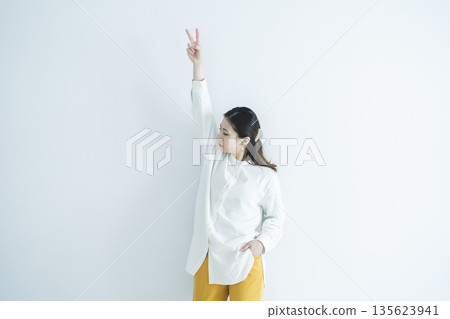 一位戴眼鏡的女士比出和平手勢 一位戴眼鏡的女士比出和平手勢 135623941