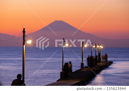 A hidden gem in Minami Boso: the magic hour when the electric poles of Haraoka Pier are lit up A hidden gem in Minami Boso: the magic hour when the electric poles of Haraoka Pier are lit up 135623944