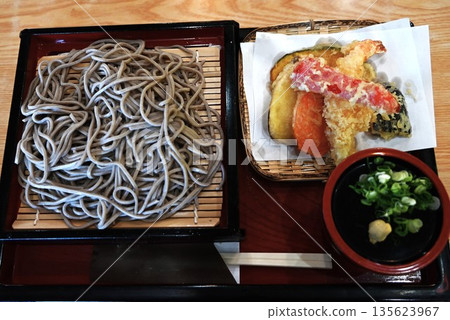 蕎麥麵和烏龍麵:日本料理深受外國遊客歡迎。 蕎麥麵和烏龍麵:日本料理深受外國遊客歡迎。 135623967