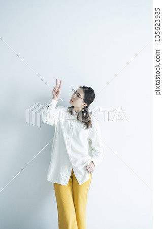 戴著眼鏡的女人的畫像 戴著眼鏡的女人的畫像 135623985
