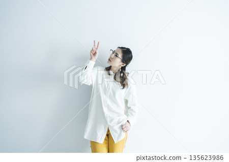 戴著眼鏡的女人的畫像 戴著眼鏡的女人的畫像 135623986