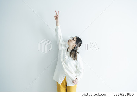 戴著眼鏡的女人的畫像 戴著眼鏡的女人的畫像 135623990