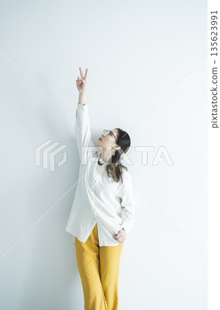 戴著眼鏡的女人的畫像 135623991