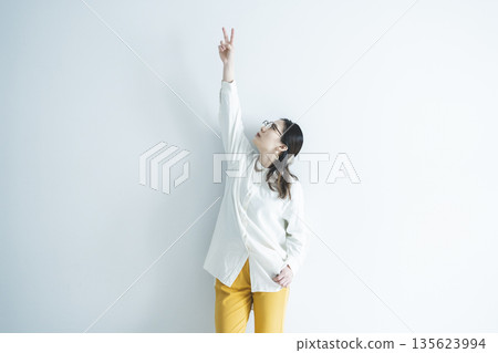戴著眼鏡的女人的畫像 戴著眼鏡的女人的畫像 135623994