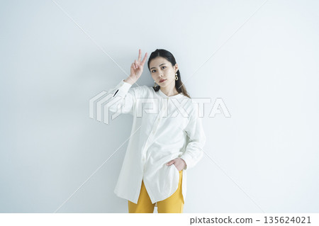 A woman who signs a piece A woman who signs a piece 135624021