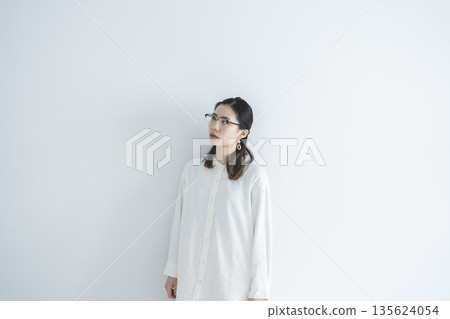 woman with glasses 135624054