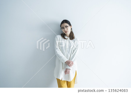 woman with glasses 135624083