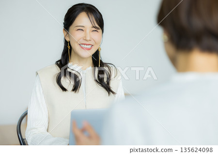 做會議的女商人 135624098