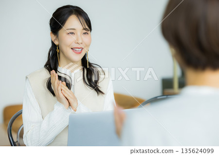 做會議的女商人 135624099