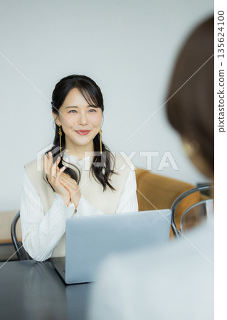 Business woman making a meeting 135624100