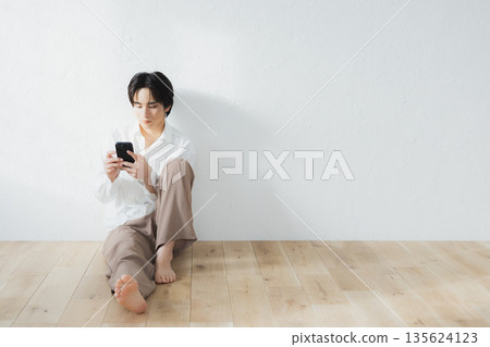 Men sitting on the floor 135624123