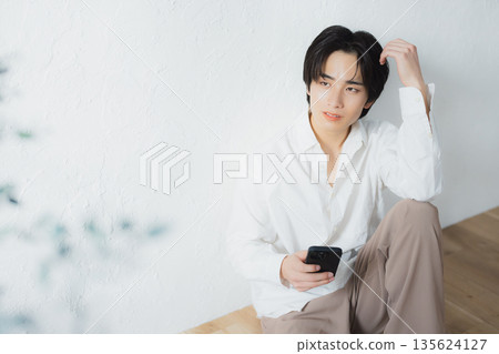 男子坐在地板上 135624127