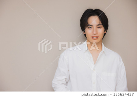 一個男人穿著一件白襯衫 一個男人穿著一件白襯衫 135624437