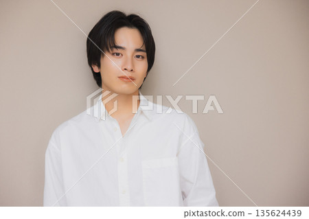 一個男人穿著一件白襯衫 135624439