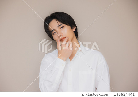 一個男人穿著一件白襯衫 一個男人穿著一件白襯衫 135624441