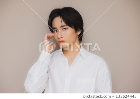 一個男人穿著一件白襯衫 135624443