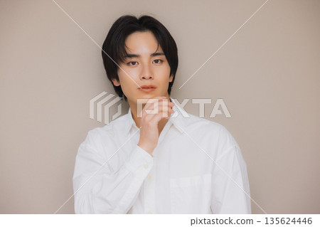 一個男人穿著一件白襯衫 135624446