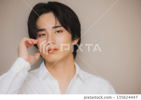 一個男人穿著一件白襯衫 一個男人穿著一件白襯衫 135624447