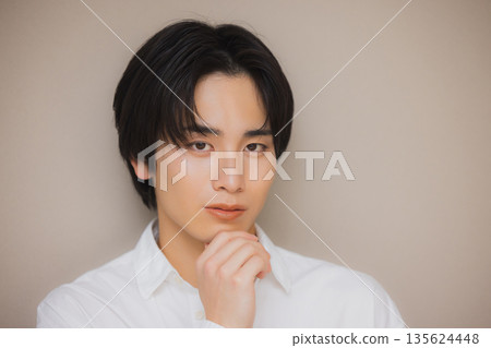 一個男人穿著一件白襯衫 一個男人穿著一件白襯衫 135624448