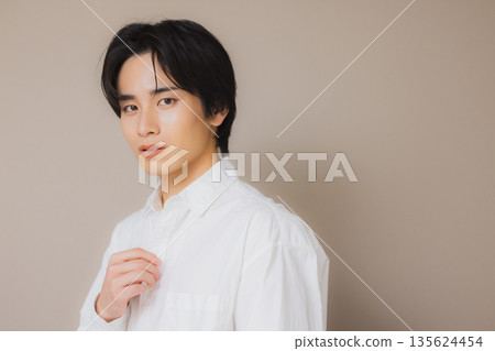 一個男人穿著一件白襯衫 135624454