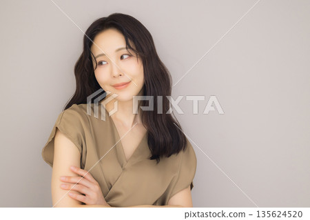 Woman in a beige dress 135624520