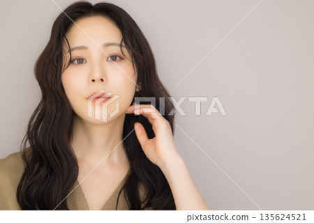 米色洋裝的女人 米色洋裝的女人 135624521