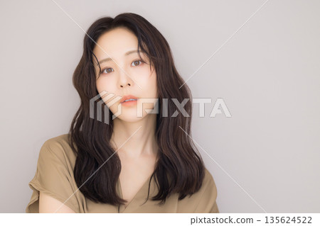 米色洋裝的女人 米色洋裝的女人 135624522